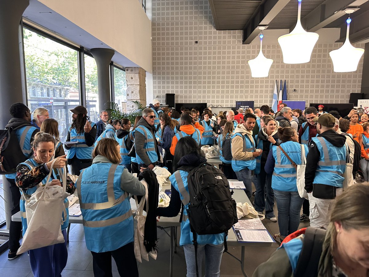 Marseille, ville des solidarités.

Ce soir, 1 000 Marseillaises et Marseillais sont en maraude pour la #Nuitdelasolidarité.

Une nuit devenue indispensable pour permettre de mieux accompagner les sans-abris ainsi que les plus vulnérables.

Bravo et merci à tous les bénévoles.