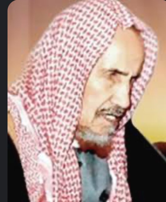 هذا الشيخ الذي يقبل رأس الشيخ الزنداني 

هو الشيخ #محمد_الحسن_الددو -حفظه الله-
(تشرفت اني درست عنده المواريث)
والذي عندما بدأ إلقاء الدروس في  السعودية أواخر الثمانينات كتب  بعض الطلبة للسيد عبد العزيز بن باز رحمه الله - و هو من أكبر علماء المملكة العربية السعودية - أن الشيخ…