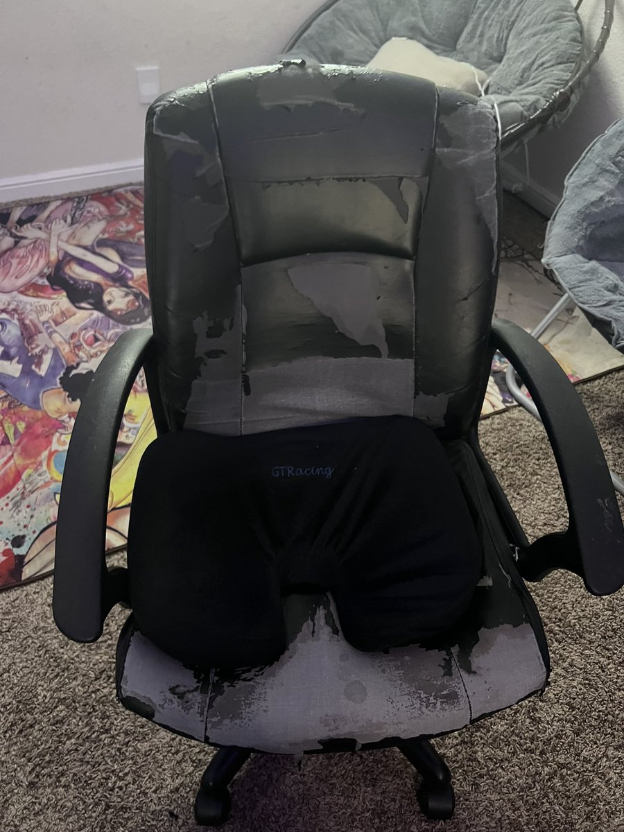 My poor chair finally broke down on me…I been having it since I first started streaming…..time to retire it #gamingchair #chair #streamers