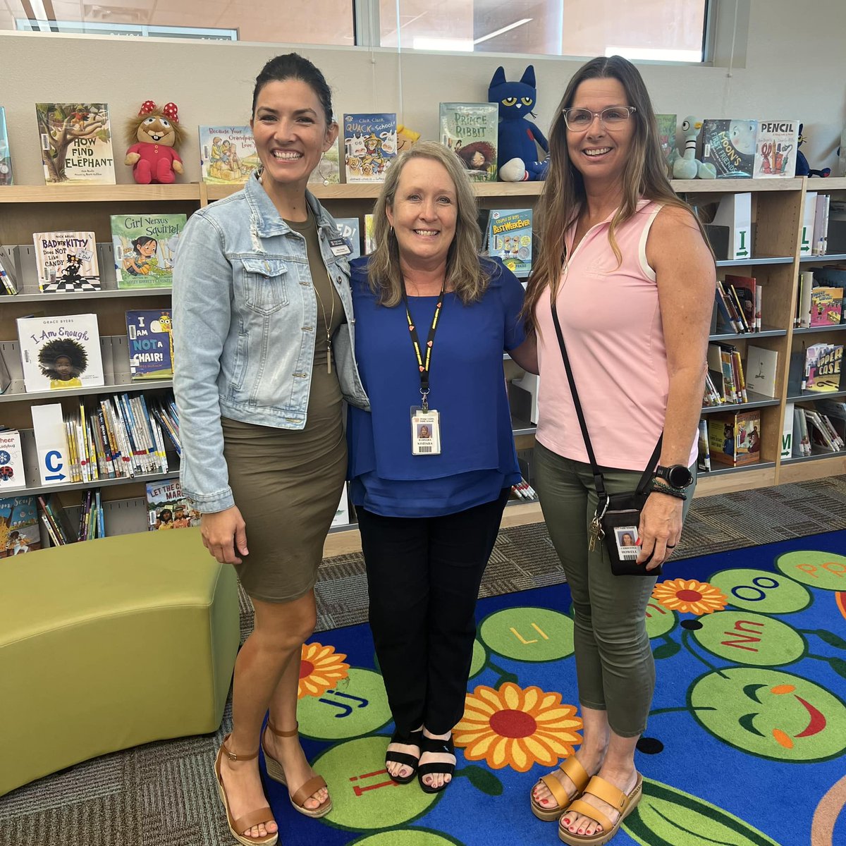 OCPSnews's tweet photo. District 3 School Board Member @alicia_farrant paid a visit to Winegard Elementary to celebrate media specialist Mrs. Koziara for School Library Media Month!
#SchoolLibraryMediaMonth #ocps #thankyou https://t.co/xQ1VA9xSTm
