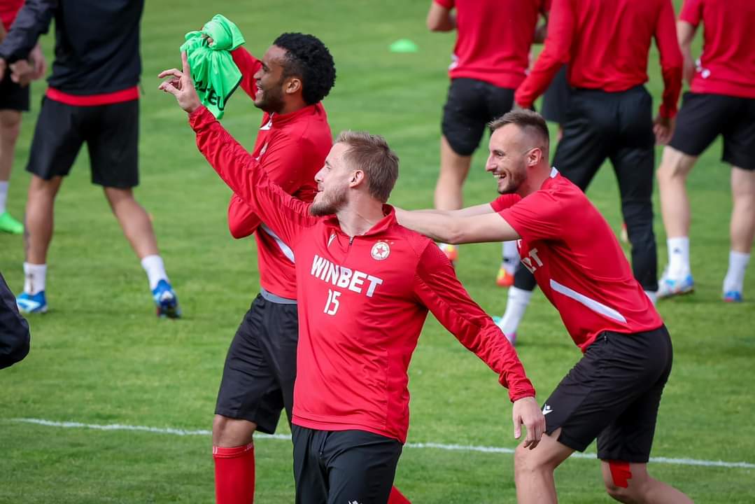 CSKA_Sofia_EN's tweet photo. Some quick pictures from our recent training session before Botev Plovdiv 💪 https://t.co/6Y5NXlCtJ5