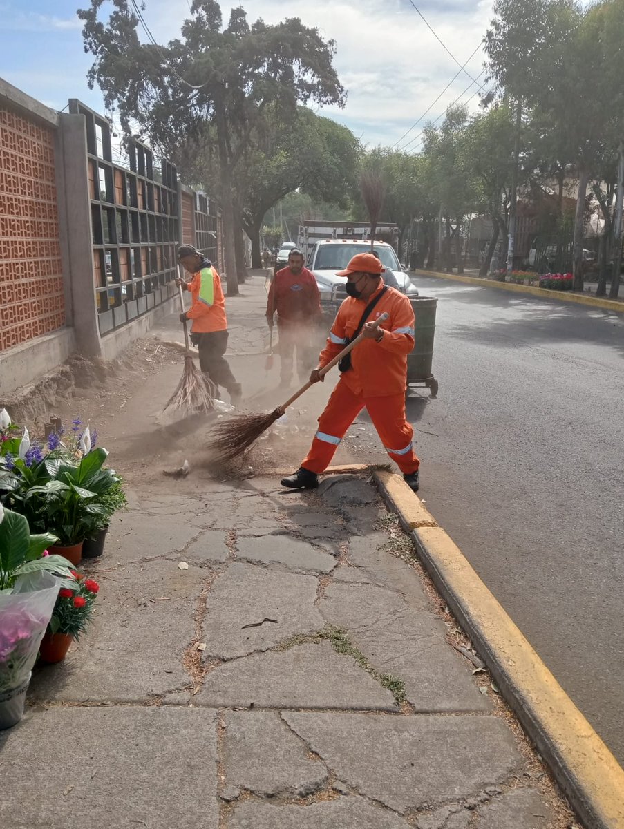 Esta mañana, las y los compañeros de la Alcaldía continuamos con la Jornada de Mejoramiento Urbano del Corredor Oriente . Para erradicar tiraderos clandestinos y evitar focos de infección, retiramos llantas de la vía pública