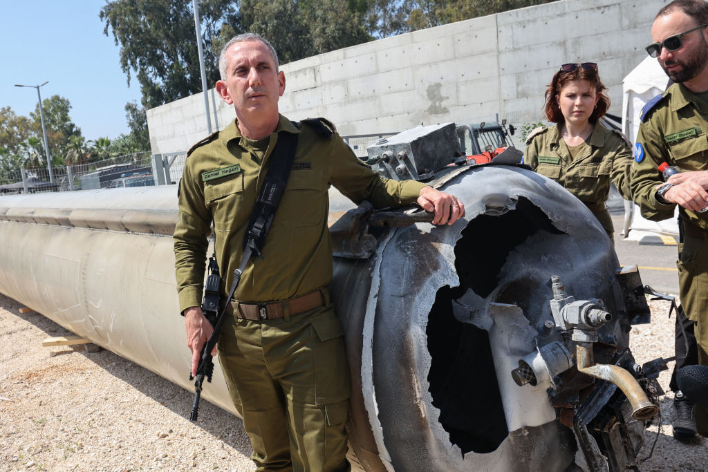 🔊 ON THE RECORD: Israel's war cabinet is divided on Iran retaliation 🇮🇱 🇮🇷 @CBSNews national security contributor @sam_vinograd joined On The Record w/ @SteveScottNEWS (pictured: IDF spokesman Daniel Hagari next to Iranian missile which fell on Israel) bit.ly/4cXE4iO
