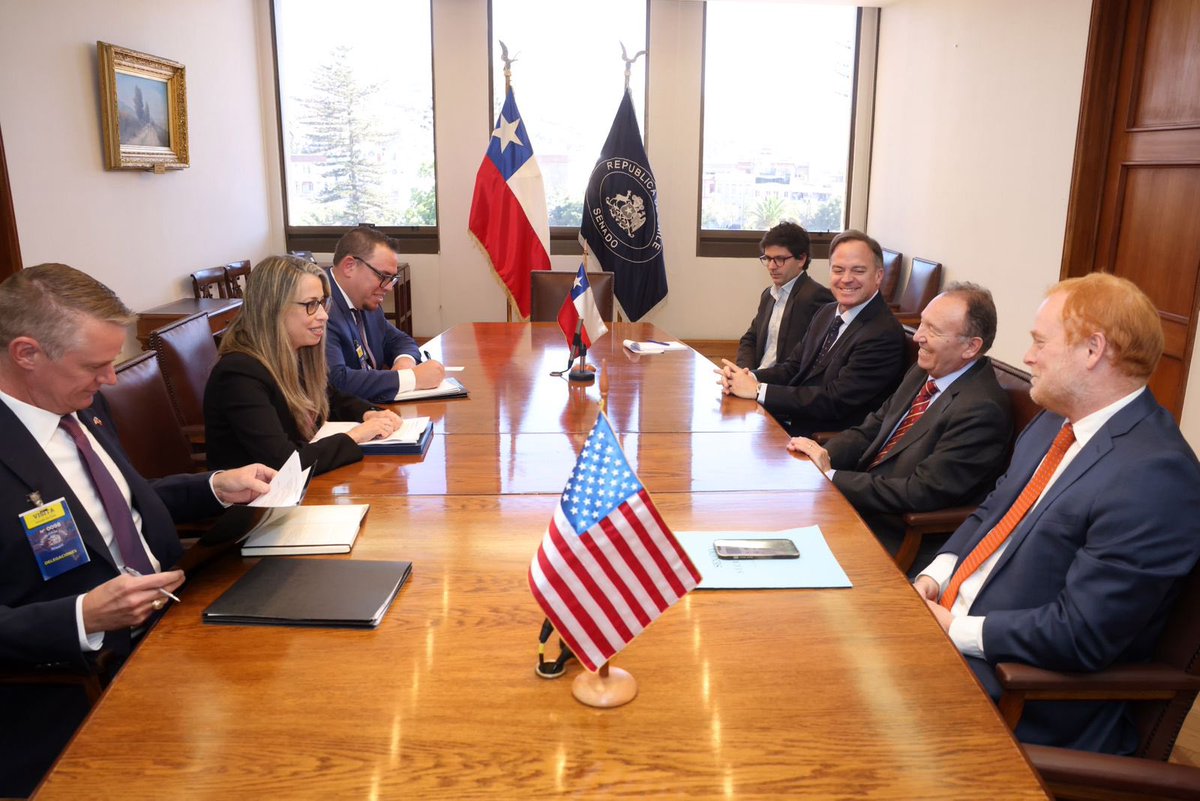 Grata reunión con la Embajadora de Estados Unidos @USAmbCL Bernadette Meehan junto a la mesa del @Senado_Chile. La diplomacia parlamentaria es fundamental, y así lo hemos entendido con el Presidente @jgarciaruminot y todos los senadores y senadoras. Confiamos nos permitirá dar…