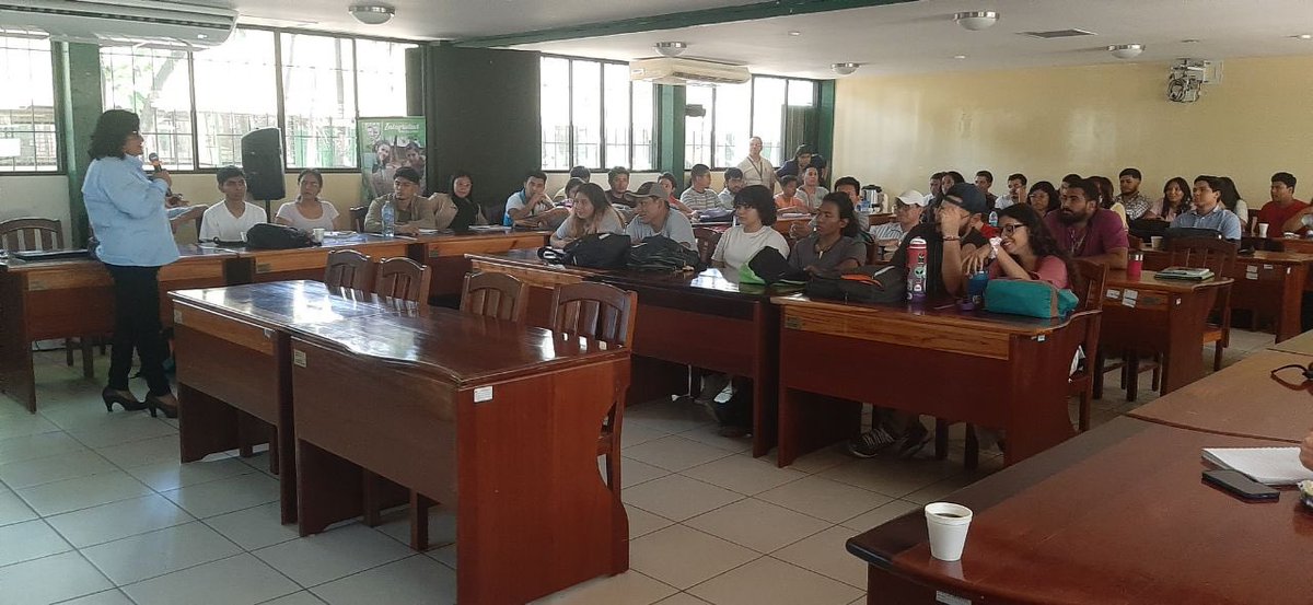 💚✨ Cra. Hazzy García, funcionaria del @MarenaNicaragua, brindó charla sobre las auditorías ambientales para la protección y cuido de nuestra madre tierra, para estudiantes de Ingeniería en Recursos Naturales e Ingeniería Forestal.