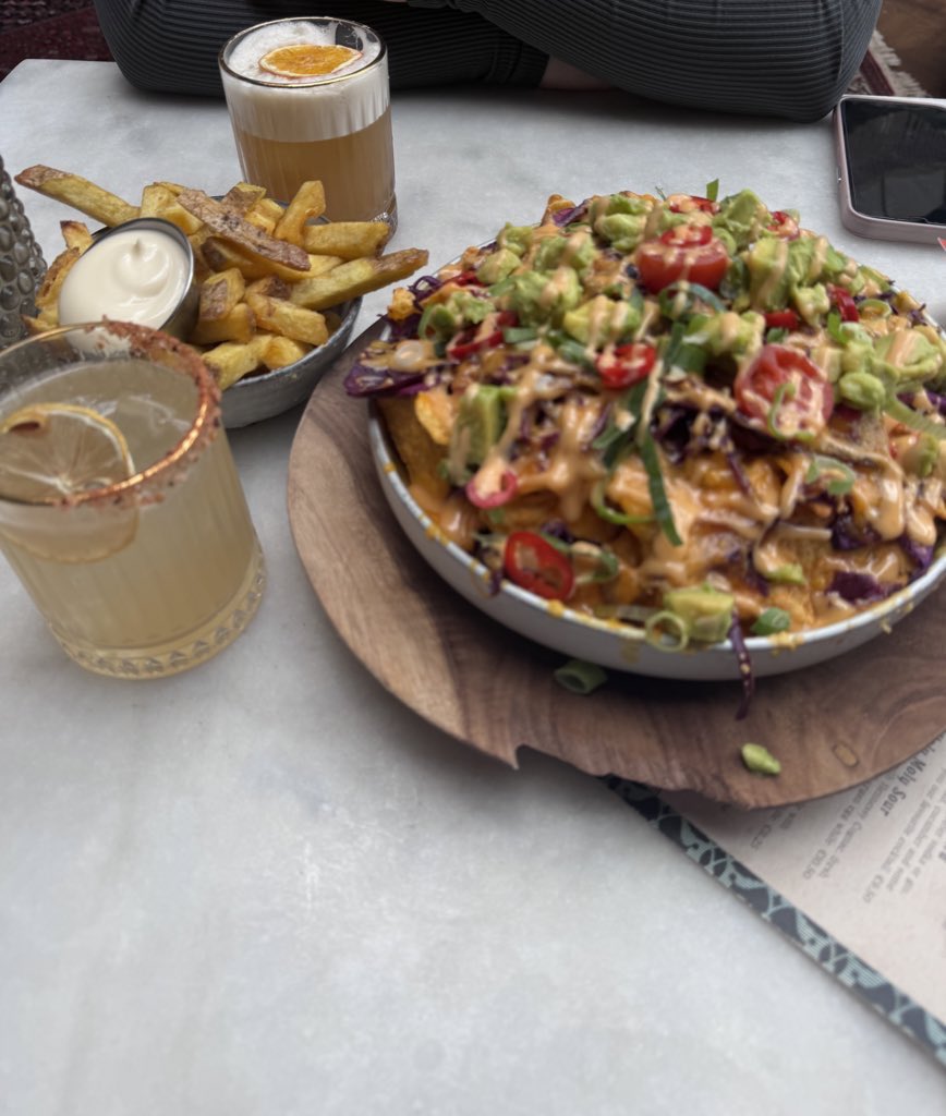 Carin_tawfik's tweet photo. Geniet van het leven, mensen! #CocktailTuesday ❤️ https://t.co/8d6Sm67Xn8