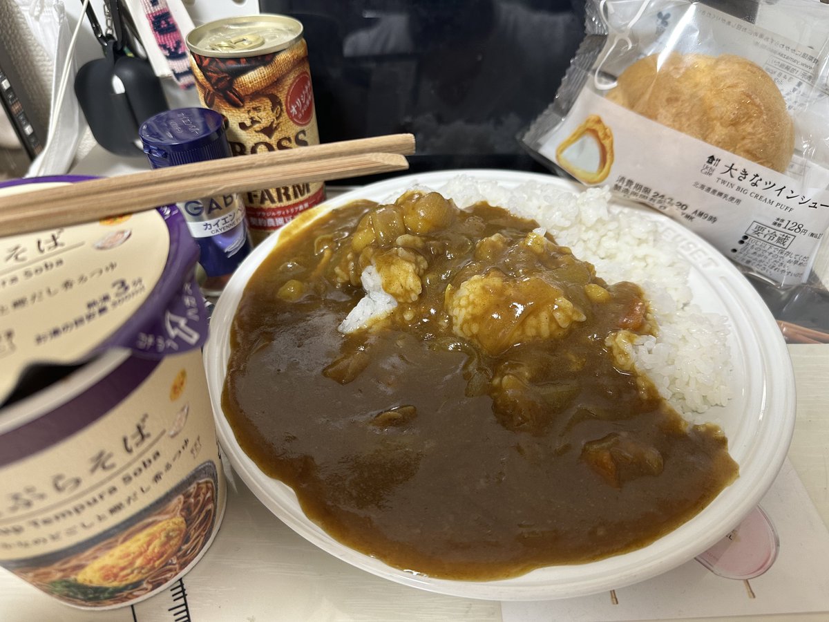 K_hanamichi_2's tweet photo. 帰宅…

昨日で25歳になりました。
 （精神的には中坊）

仕事で居れないから、女房子供からメールが来たけど…。
まぁ、男は与える側でいい！
って思うけど、なんか淋しい◦◦
仕方ないから、日曜作ったカレーとシュークリームを味わうよ🥹
#55歳
＃西船橋タントラママと同じ誕生日
#お疲れ様でした https://t.co/RLLUspjBV2