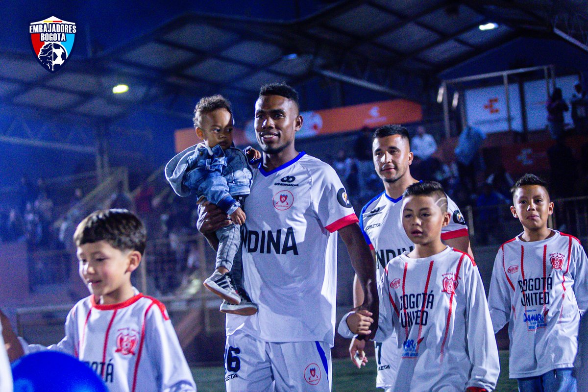 Siempre en familia!!!  ⚽💙
#copatrinche2024
.
📷 @ph_cesarc
.
.
#VamosEmbajadoresbogota #juntospodemos #embajadoresbogotafc #TodosSomosColombia #futbolbogotano #estoesembajador #Felizjueves #orgulloembajador #futbolcolombiano #futbol #futbolaficionado #bogota