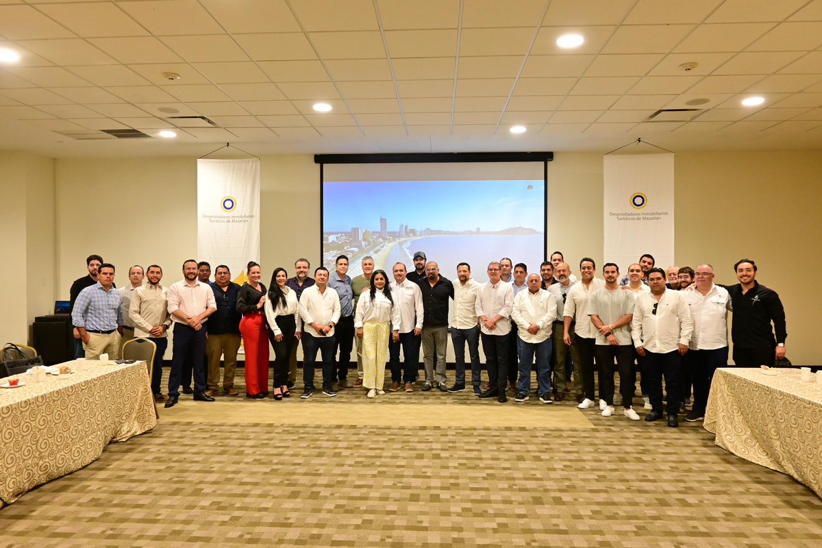 MemoRomeromzt's tweet photo. ¡Se acabaron las mochadas! 

Mi Gobierno será transparente y dará todas las facilidades para que lleguen las inversiones. 

Hoy me reuní con integrantes de la Asociación de Desarrolladores Inmobiliarios Turísticos y me comprometí a agilizar la expedición de licencias. https://t.co/epO6RN3Ruo