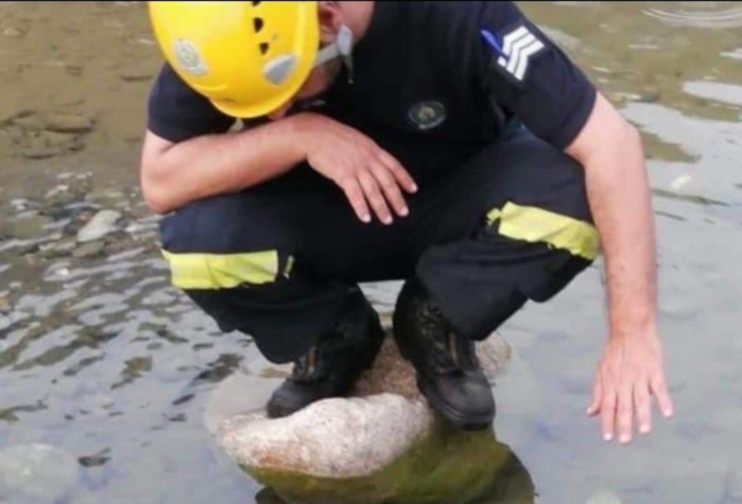 #عُمان 
كم يكون (الوجع) قاسيا عندما تخذلك الكلمات والدموع و حتى الصراخ..
تحاول دفعه للخارج فيتوغل في العمق أكثر..!!!💔

جبر الله مصابكم ياأهل السلطنة🤲