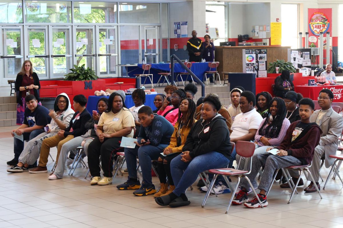 FergFlorSchools's tweet photo. 🌟 📚 Congratulations to the McCluer freshmen, who have chosen their educational pathways! Choosing a pathway in high school allow students to focus their studies on a specific subject in order to better prepare for college and beyond. A student’s pathway will guide them in choosing classes with the aim of giving them exposure to different subjects in a given field of study. It also allows students to explore their interests, make more intentional decisions after graduation, and overall move towards their goals at an even faster pace. 

Let’s continue to support and celebrate our students and staff working hard! Special thanks to all of the vendors and school programs in attendance to help student get a bit familiar with their chosen pathways. 

#fergflorproud #iamfergflor