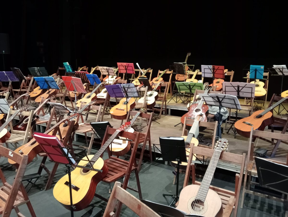 emmbanyoles's tweet photo. Aquest cap de setmana també hi ha hagut el concert final de la 24a #Guitarrada, amb la participació de diferents alumnes de guitarra de l’escola. Quina experiència! 🎸🎶✨

#guitarrada2024 #emmb #debanyoles #guitar #guitarra https://t.co/ZaDOqVvutG