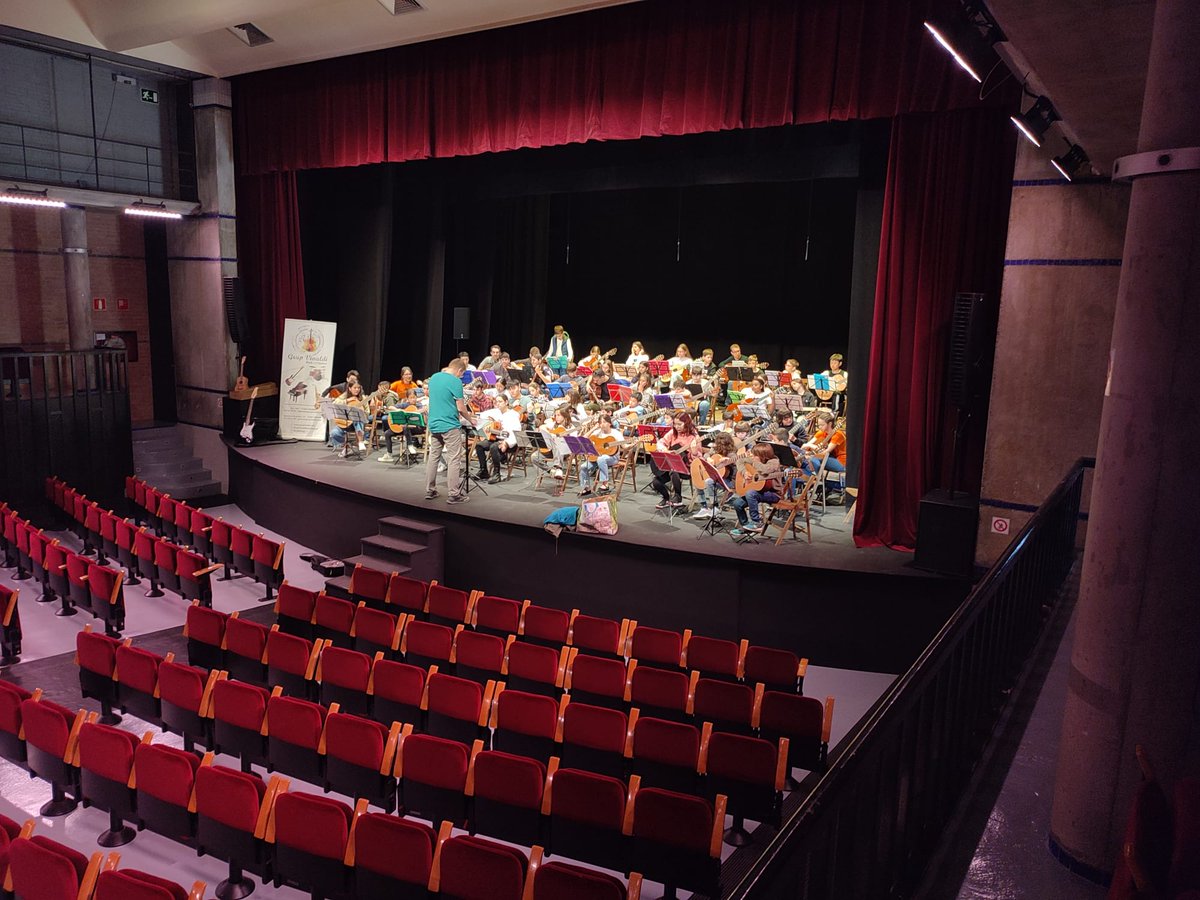 emmbanyoles's tweet photo. Aquest cap de setmana també hi ha hagut el concert final de la 24a #Guitarrada, amb la participació de diferents alumnes de guitarra de l’escola. Quina experiència! 🎸🎶✨

#guitarrada2024 #emmb #debanyoles #guitar #guitarra https://t.co/ZaDOqVvutG