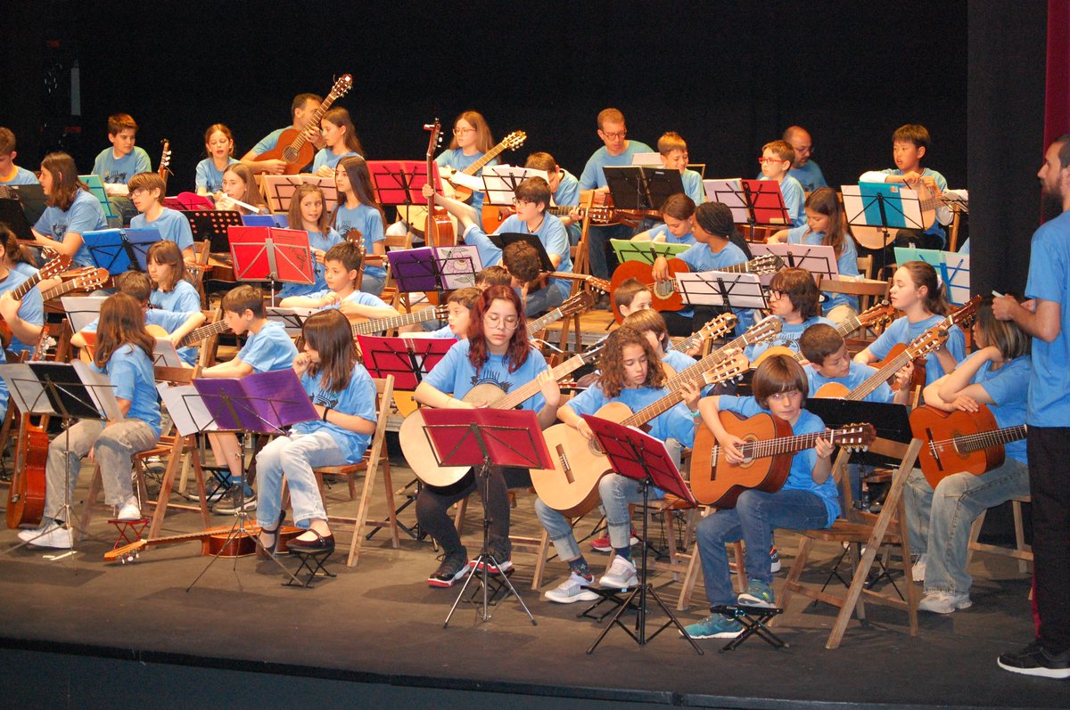 emmbanyoles's tweet photo. Aquest cap de setmana també hi ha hagut el concert final de la 24a #Guitarrada, amb la participació de diferents alumnes de guitarra de l’escola. Quina experiència! 🎸🎶✨

#guitarrada2024 #emmb #debanyoles #guitar #guitarra https://t.co/ZaDOqVvutG