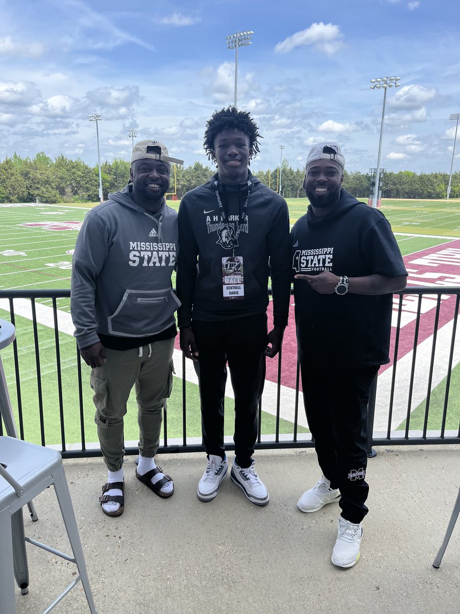 I had an amazing day at @HailStateFB #Blessed to receive an offer from Mississippi state🐶 @_CoachBump @CoachUno1 @Coach_Leb