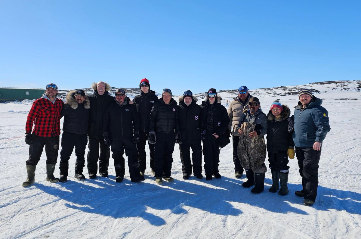 helicopter19's tweet photo. What an awesome experience and honour to have taken NHL legend Mark Messier and #CanadaGoose CEO Dani Reiss out for a rip on the snow machine! https://t.co/i1IEnb46Wr