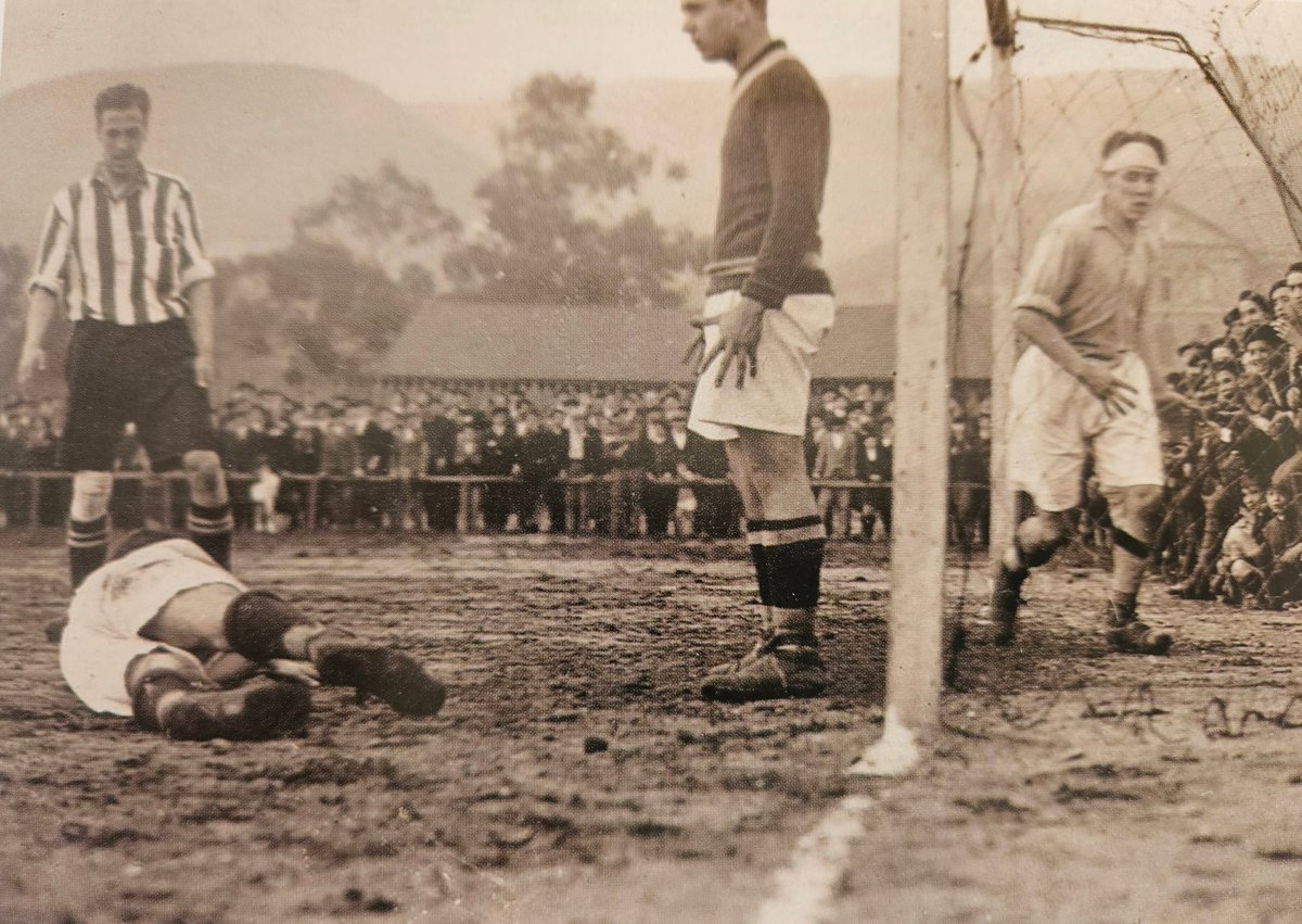 En el libro San Mamés de Joseba Moro se ve esta foto del Athletic en el Campo de Txinbo Ibarra en septiembre de 1926, en un partido del Campeonato Regional frente al Acero. Victoria 2-3.