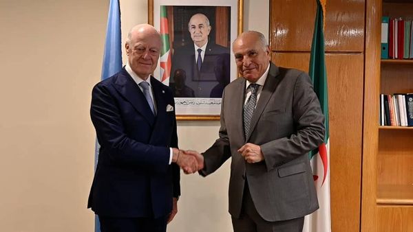 AlgAujourdhui's tweet photo. Dans le cadre de sa visite de travail à New York, le ministre des AE, Ahmed #Attaf, a tenu, ce mardi, au siège de la mission algérienne auprès des Nations Unies, des entretiens bilatéraux avec l'envoyé personnel du Secrétaire général au Sahara occidental, M. #Staffan de #Mistura. https://t.co/ljddFc7K4q
