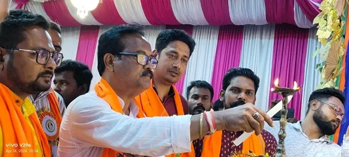 BJP4UluberiaPC's tweet photo. তুলসীবেড়িয়া মোড় রামপূজা কমিটির মর্যাদা পুরুষোত্তম ভগবান শ্রীরামচন্দ্রের আরাধনার শুভ সূচনা করলেন প্রদীপ প্রজ্জ্বলনের মধ্য দিয়ে উলবেড়িয়া লোকসভার বিজেপি প্রার্থী অরুনউদয় পাল চৌধুরী মহাশয়।
#ramnavami2024 https://t.co/wVJewek5RD