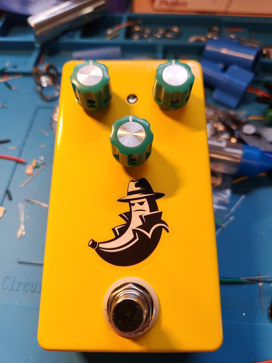 Second and hopefully final version of the Banana Detective Overdrive. This version has germanium diodes and I dramatically changed capacitor values to make it sound more transparent and better at low-gain than the original SD-1.