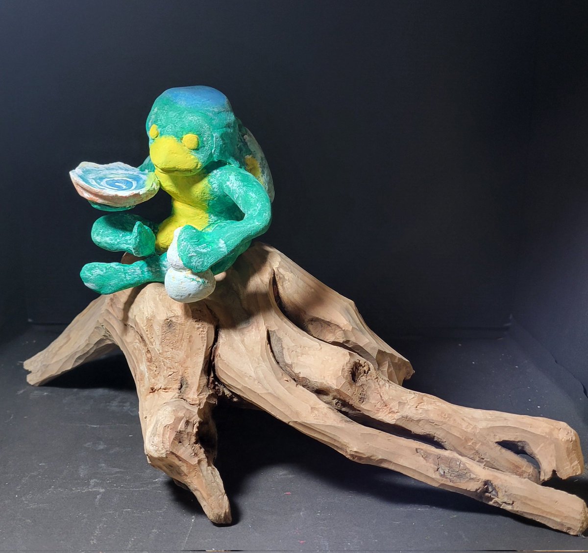 『月見で一杯』

川から出て、盃にうつりこむ月を
見て酒を楽しむ河童を表現して
つくりました。
#造形
#石粉粘土
#河童
#kappa
#妖怪
#Yokai
寝る😪