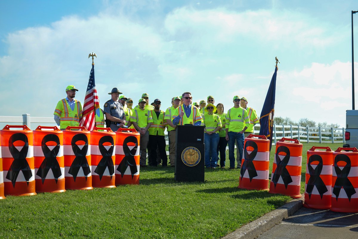 Yesterday, KYTC hosted a press event in Lexington near the Newtown Pike/KY 922 Widening Project, driving home the importance of work zone safety. Sec. Gray joined @KYTCDistrict6 Eric Cain & @kystatepolice Capt. Paul Blanton to recognize this annual event. #NWZAW #vestedinwzsafety