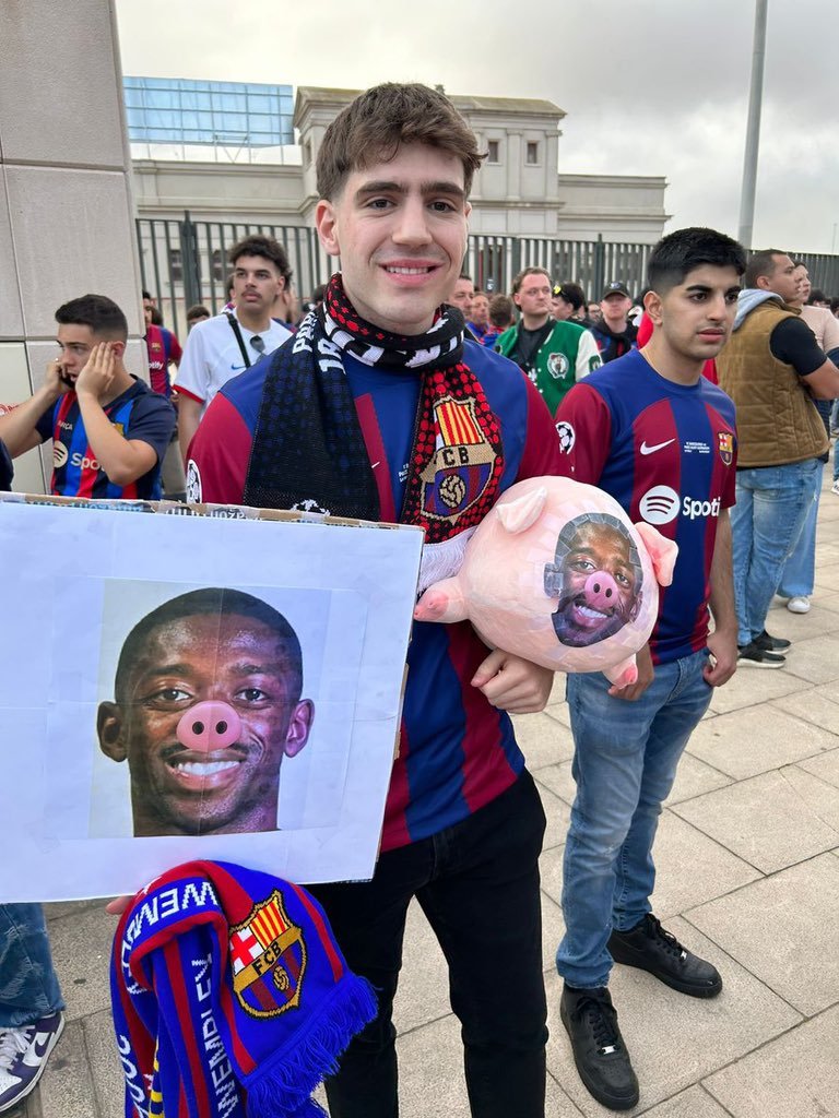 Barcelona taraftarları eski futbolcuları Ousmane Dembele'nin domuza benzetilerek montajlanmış yüzünü bir domuz oyuncağı ve kağıda bastırdı.