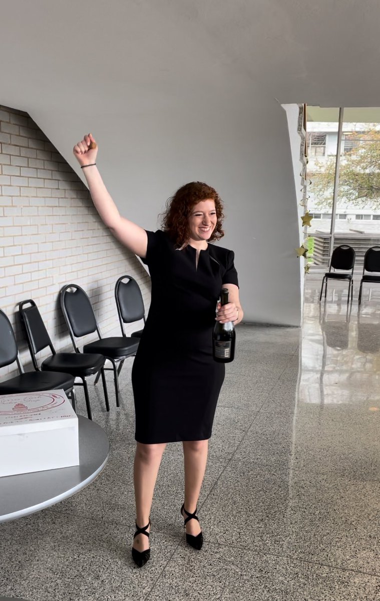 TheHematoPoet's tweet image. Thank you so much to everyone who came to support me for my thesis defense on Friday, and thank you to everyone who made it possible to reach this milestone!!
Could not have asked for a better thesis mentor than @Gritsman_lab !!
Cheers 🥂
- DOCTOR Shira G-S 🤓
