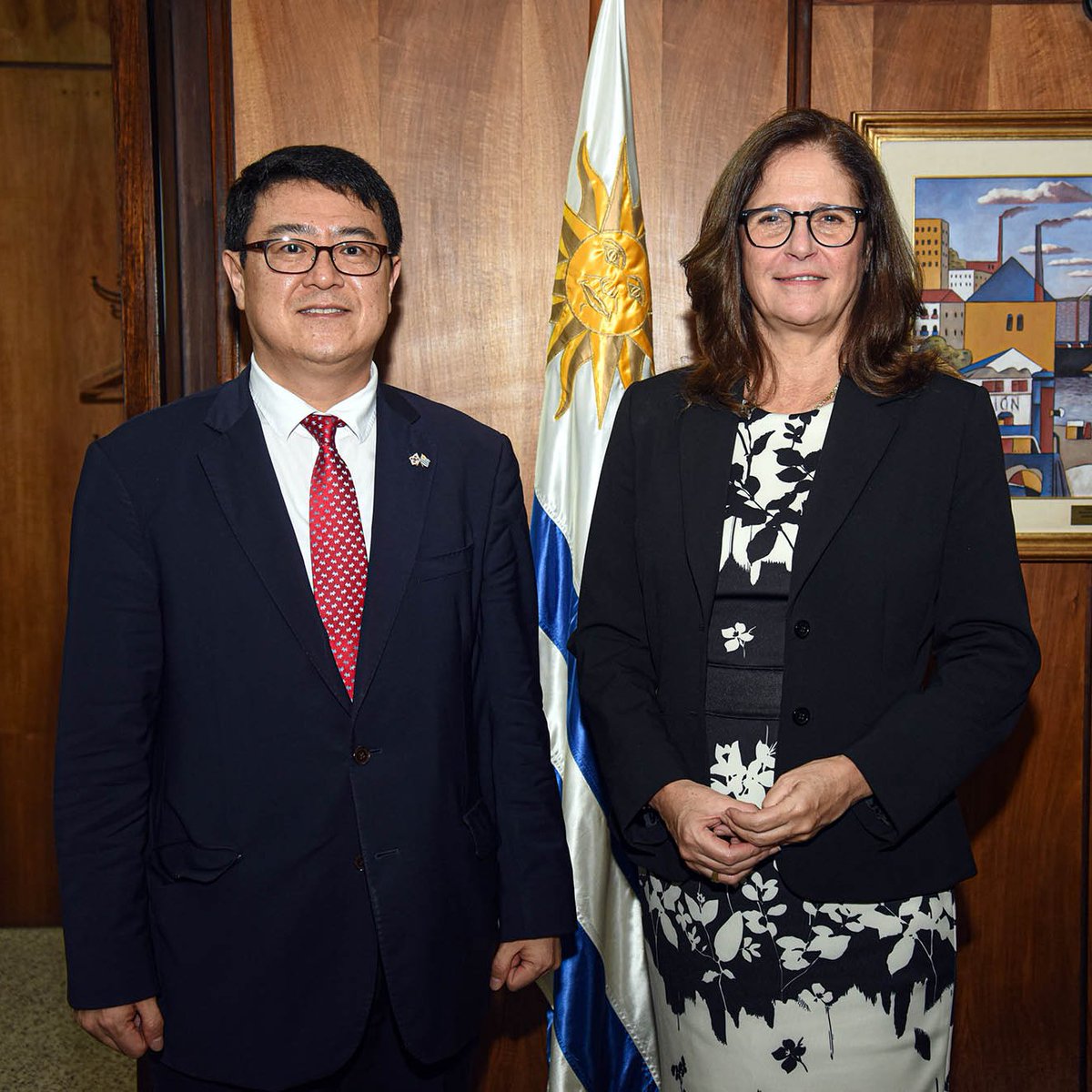 🇺🇾🇰🇷 La ministra @elisafacio recibió al embajador de Corea en Uruguay, Wonil Noh. El encuentro fue muy productivo y tuvo como fin fortalecer los lazos comunes y las líneas de cooperación en que se están trabajando: energías renovables, tecnologías emergentes y desfosilización.