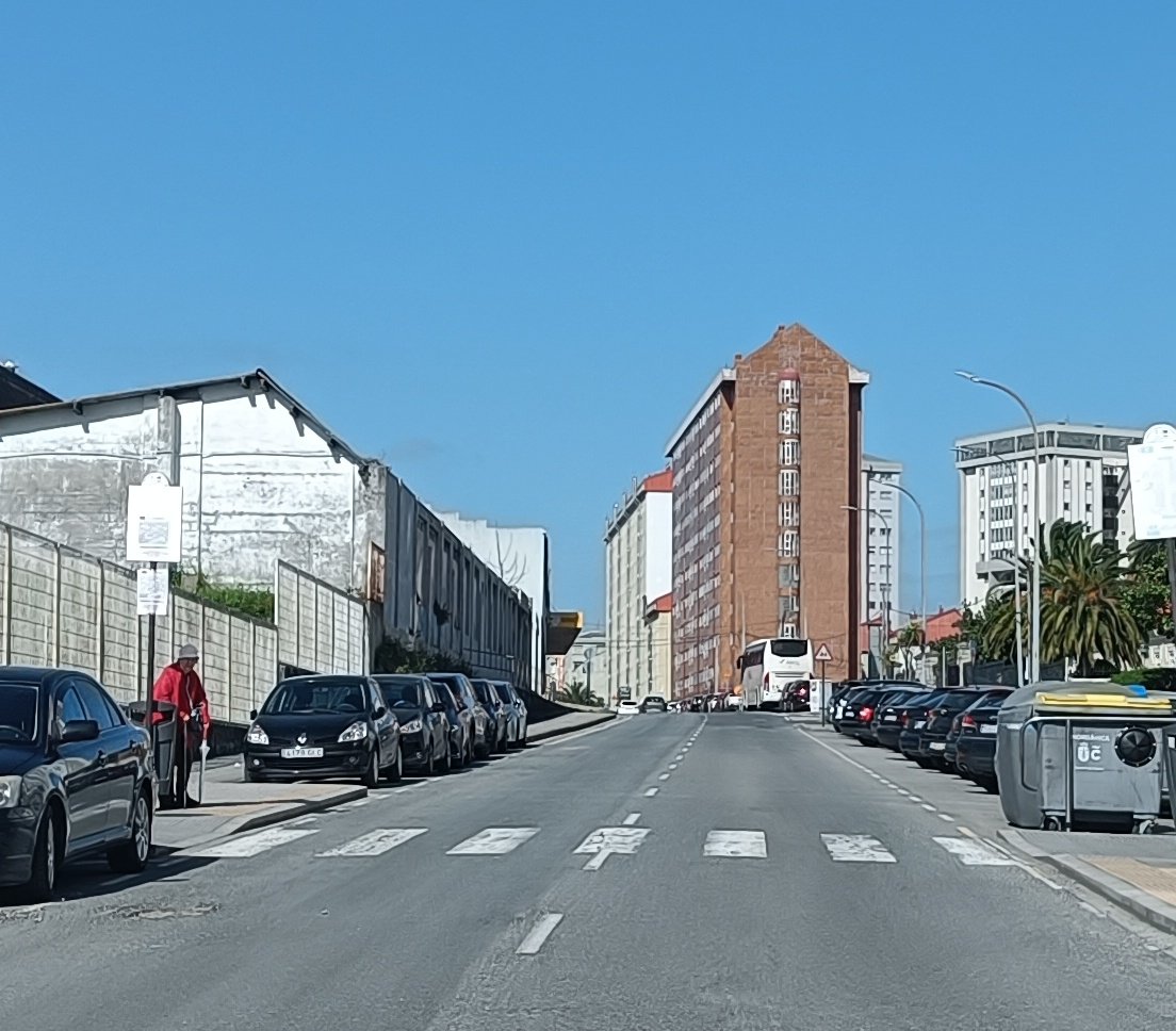 BlogBusurbano's tweet image. Os contaremos dos #MicroHistoriasBusurbanas de esta misma tarde, con finales contrapuestos...🤦

1) ¿Veis aquella mujer de rojo que está esperando el bus en la #Par580?

Pues sí, efectivamente:
está esperando la #Lín5 en esa parada, que luce cartelito.
Y grande.
Pero... es mayor.