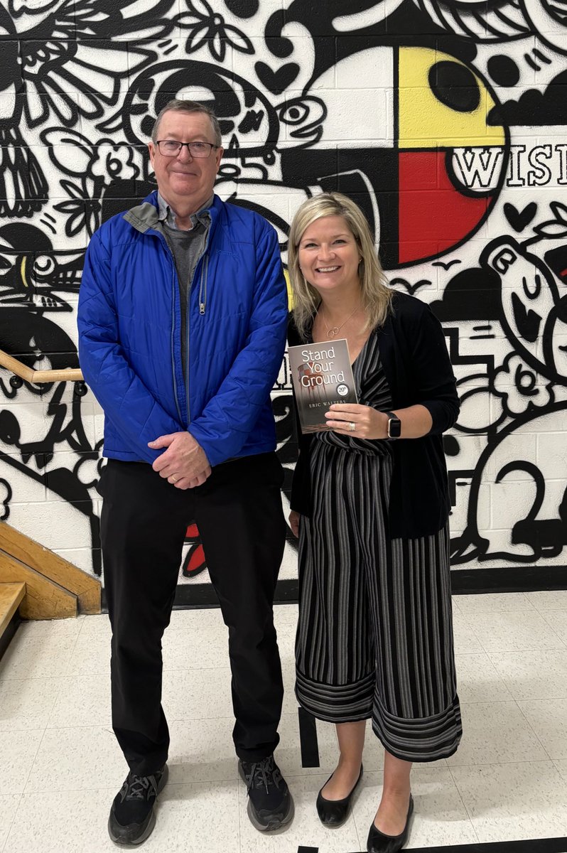 Full ⭕️ moment. Ms. Ashton learned that author @EricRWalters taught at her elem school, @VistaHeightsPS , & knew her most favourite teachers. His book, ‘Stand Your Ground’, is even set at the school. So cool! Thanks for visiting us today, Eric! Merci @MmeCharron for organizing!👏🏻