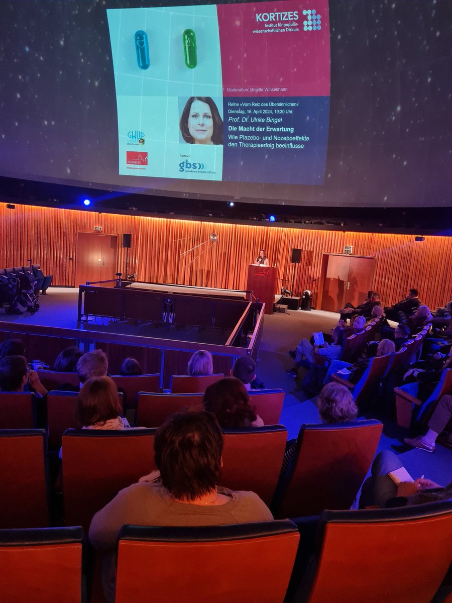 Kortizes-Teammitglied @b_winkel3 begrüßt die Referentin Prof. Dr. Ulrike Bingel @bingellab von der @MedEssen, Sprecherin des @sfb_trr289 im Planetarium #Nürnberg zu ihrem Vortrag über 'Die Macht der Erwartung'. #vomreizdesübersinnlichen