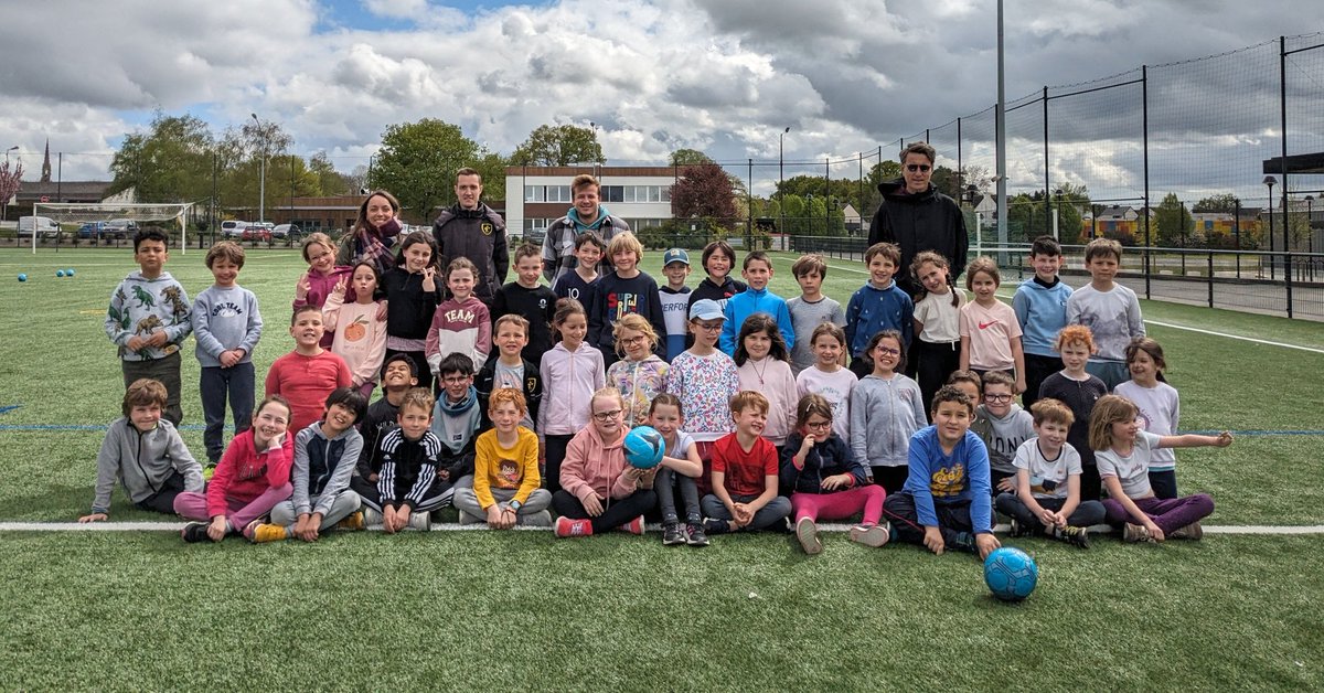usacignefoot's tweet photo. Dernier jour du cycle balle au pied mis en place avec l'école primaire Jeanne d'arc. Aujourd'hui c'était un plateau animé par nos bénévoles Sébastien, Lucas et Xavier ! Merci à @DistrictFoot35 pour l'accompagnement ! https://t.co/3jKPe9H9pC