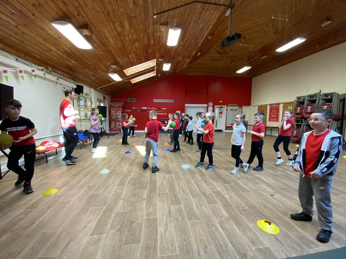 MissWinter1's tweet photo. A wonderful first session for Y3 with @CalzagheMD last week. Looking forward to our next session on Friday @NantYParcSchool https://t.co/oiCdqKob57