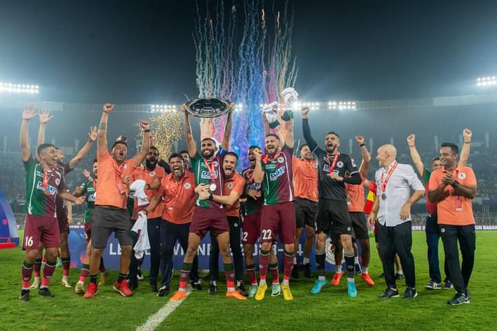 Pride of Kolkata Football ⚽️ Green & Maroon Brigade 💚❤️

ISL Shield Champion  💪🏆
Congratulations, @mohunbagansg

#indiansuperleague #MohunBagan 
#KolkataFootball #IndianFootball