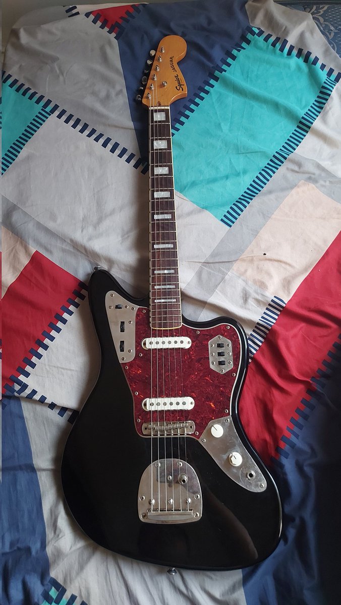 pemusikamatiran's tweet photo. DIJOKUL
Squier Jaguar Classic Vibe 70s
Made in Indonesia 2021.
Very nice condition.
Baru disetup beberapa saat lalu.
Bonus knob & pickguard putih
Minus, tremolo arm bukan original.
Open price 7jt, bisa nego tapi manusiawi.
Prefer COD 🙏
#sugas #wts
https://t.co/PnKWGm1Mx0 https://t.co/rqVFRmg2TM