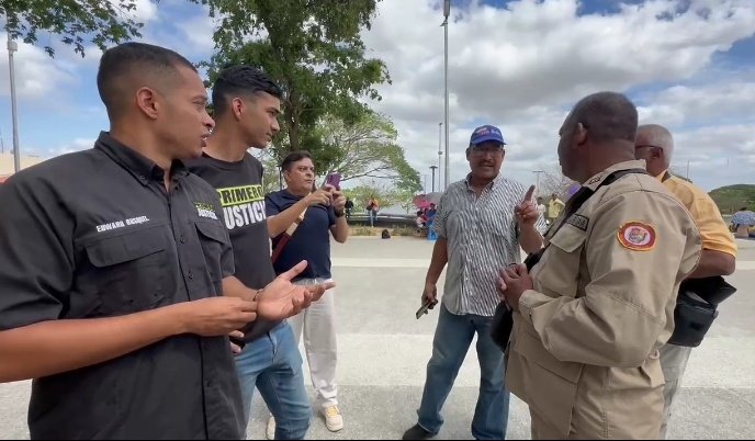 requenafelixr's tweet photo. Una vez más realizabamos nuestro trabajo informativo en la Plaza Bolívar de San Félix por el Registro Electoral y un personal miliciano nos notificó que no podíamos entrevistar y que no se podía dar declaraciones en el lugar porque estaba prohibido... ⬇️⬇️⬇️ https://t.co/X7Pfc8qljZ