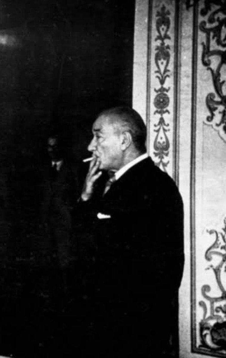 1-) “Ben de bir insanım be birader…”

Yıl 1930…

Ata, yurt gezisinde. Bir ara Umumi Katibi Hasan Rıza Soyak ile dertleşiyor;

- Bunalıyorum çocuk, büyük bir ıstırap içinde bunalıyorum. Görüyorsun ya, her gittiğimiz yerde mütemadiyen dert, şikayet dinliyoruz. Her taraf derin bir