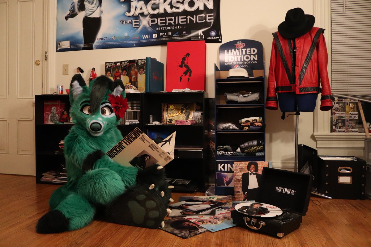 DukeDoggo's tweet image. Sup! I&apos;m Duke Doggo!
-Solid Good Boi🐶
- Michael Jackson Megafan
-Cosplayer
- Dancer
- MJ Impersonator
- Paw Lover🐾
- @AbzuBarkShark Suiter 
-@ArtemisWishfoot is my baby💚
Ref Sheet by : @neokuwater