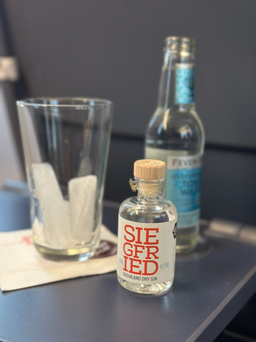 So liebe ich Bahnfahren: Der Zug ist pünktlich, der Schaffner nett, mindestens ein WC funzt und ich krieg vom Bonus-Gutschein nen Gin Tonic an den Platz gebracht. ThanksForHappyTravelling today 😍😎 liebe @DB_Bahn