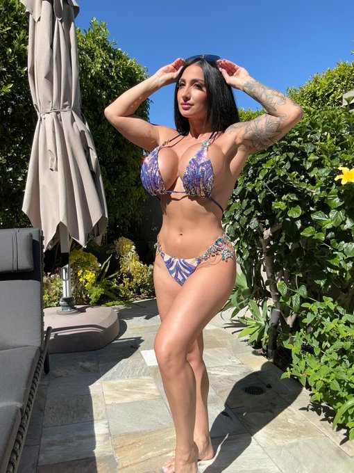 When I can wear bikinis all year I will 💎🌴☀️ https://t.co/T5IcG1Lpuh