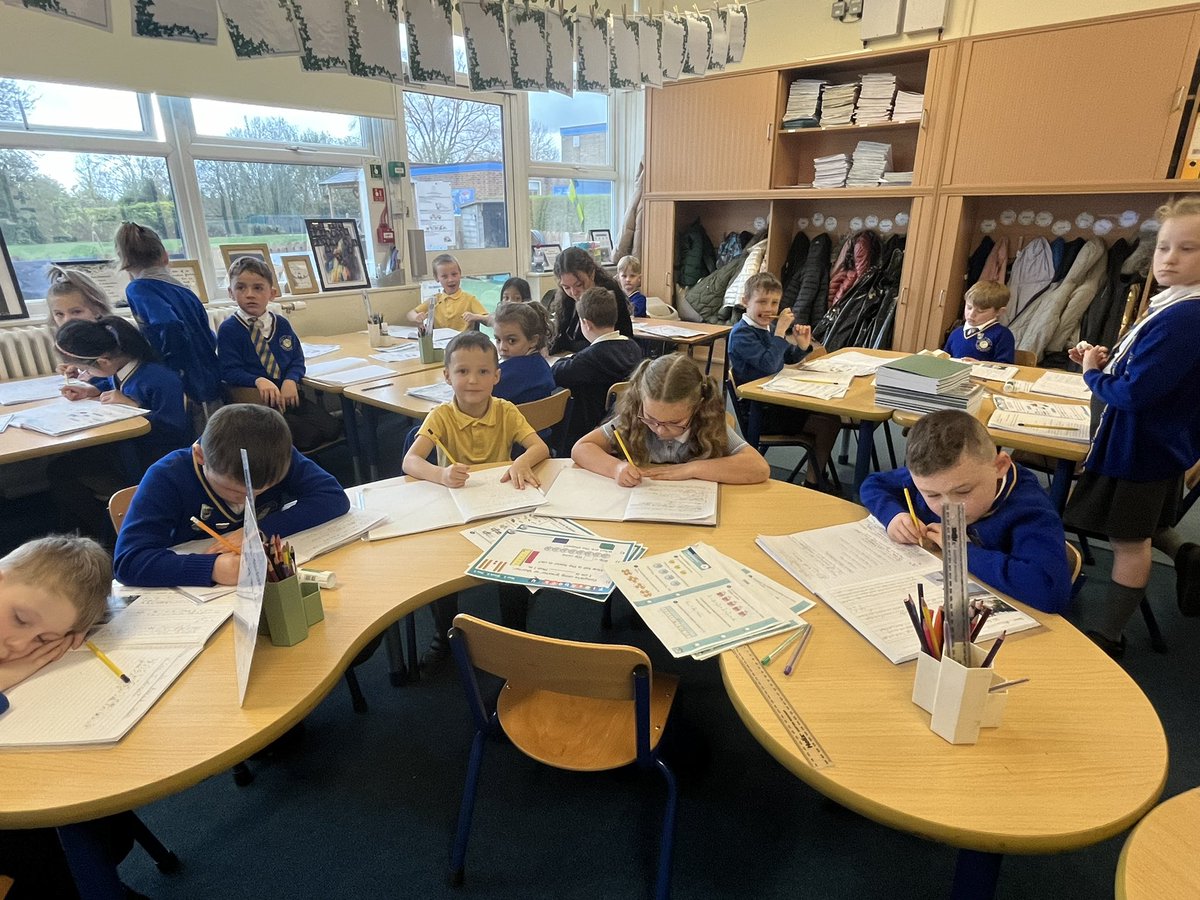 HolySpiritWA9's tweet photo. #year2 were working really hard on their English lesson today completing their draft pieces of writing! #wearewriters #welovetowrite https://t.co/B8YpXspP7b