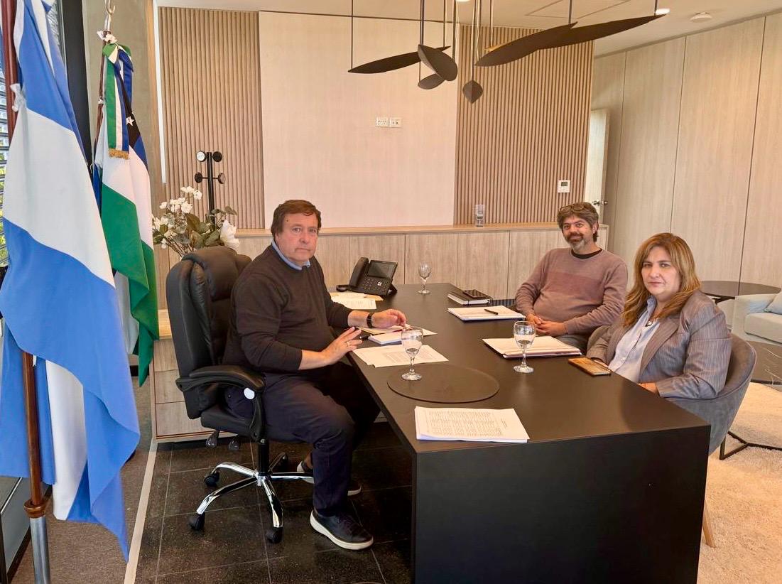 📰 Weretilneck anunció medidas para mejorar suministro eléctrico en Catriel
El Gobernador recibió este mediodía a la intendenta de Catriel, Daniela Salzotto, y al presidente de Concejo Municipal, Alberto Ariaudo, a quienes les comunicó formalmente cuáles son las medidas que el