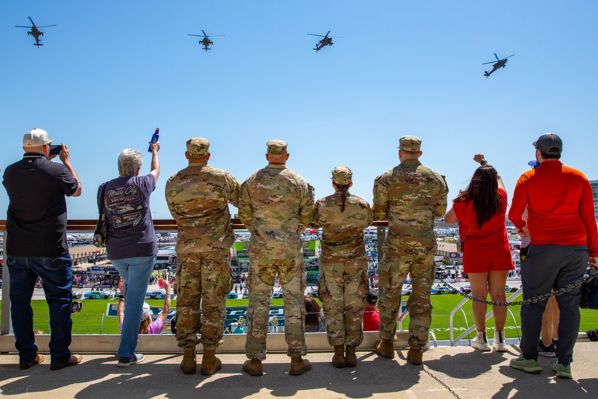 This weekend the 4th Combat Aviation Brigade supported a US Army Recruiting Event at the Texas Motor Speedway in Ft. Worth, TX. It was a great opportunity for our Ivy Aviators to showcase the AH-64 platform to the community in TX! #PeakPartners | #READY4 #iiicorps #NASCAR