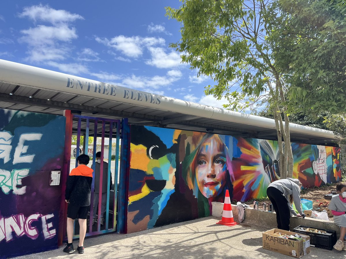 Carre13815248's tweet photo. Vacances apprenantes au clg Rep+ PMF à La Rochelle:des matinées consacrées aux apprentissages en Français+Histoire/Géo et des AM dédiées à des activités plus ludiques(réalisation d’une fresque sur l’égalité et confection 🪚d’un coffre pour entreposer du matériel  de jardinage https://t.co/b7rcUAucvk