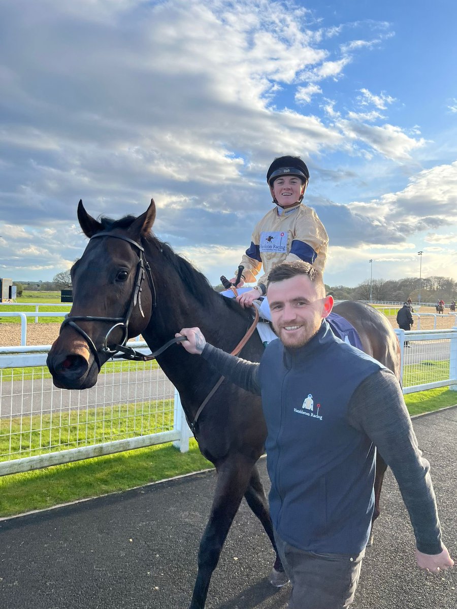 WINNER Dyrholaey remains unbeaten and wins under @HollieDoyle1 At Newcastle. Well done to @HambletonRacing and to all the team at home! #winner #saxongate