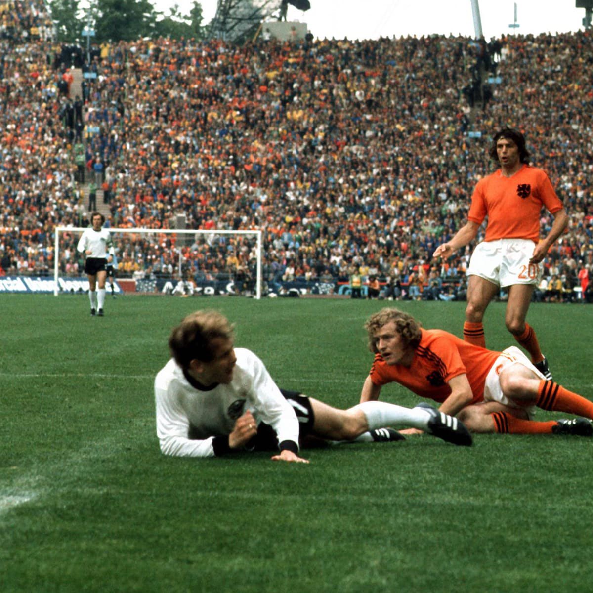 #WestGermany v #Netherlands 1974 World Cup final. #WimJansen tackles #BerndHölzenbein: penalty !?? #WC1974.