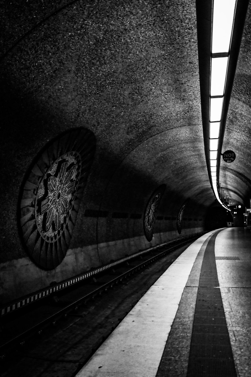 Downtown train @ap_magazine #bnwphotography #blackandwhitephotography #blackandwhitephoto #blackandwhitestreetphotography #tunnel #urbanphotography #bnw #leadinglines #subway