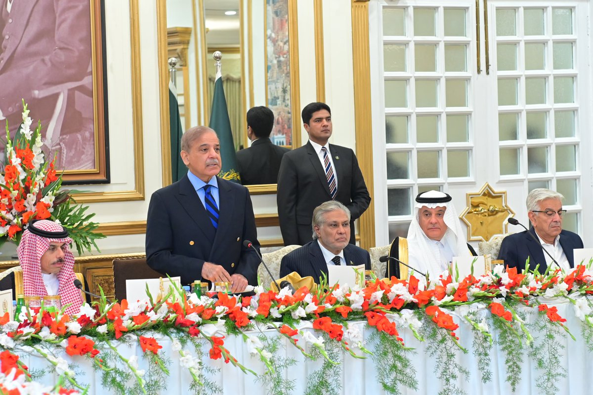 Islamabad: Prime Minister Muhammad Shehbaz Sharif hosted a banquet in honour of Foreign Minister of the Kingdom of Saudi Arabia, H.H. Prince Faisal bin Farhan Al Saud and the accompanying Saudi delegation. 🇵🇰 🇸🇦