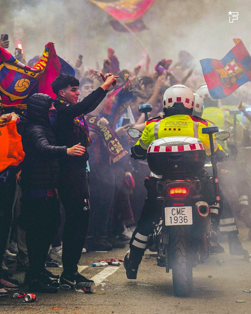 footmercato's tweet photo. Ambiance très chaude aux abords du Stade olympique Lluís Companys de Montjuic ! 🔥

#BarçaPSG #UCL #ChampionsLeague https://t.co/I4kK03FJiG